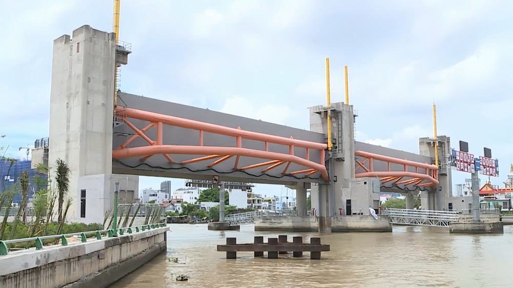 TP. Hồ Chí Minh căng mình ứng phó triều cường và mưa dông - Ảnh 2.