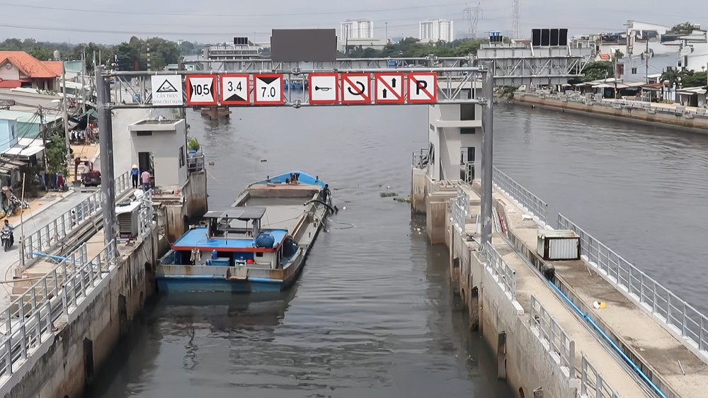 TP. Hồ Chí Minh căng mình ứng phó triều cường và mưa dông - Ảnh 3.