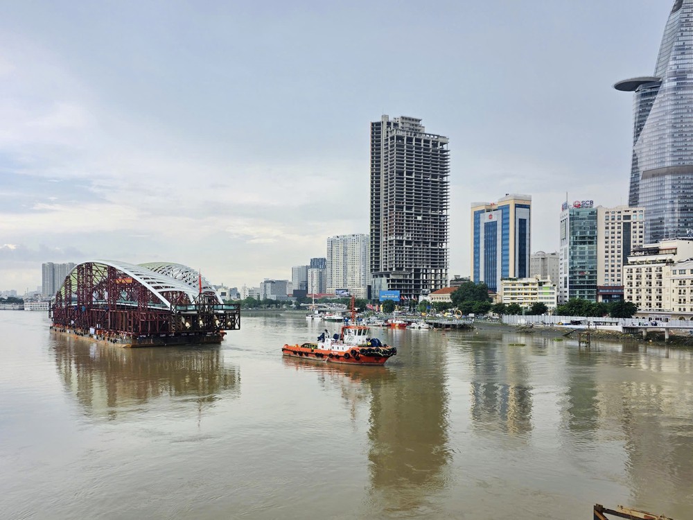 Cầu đi bộ qua sông Sài Gòn: Nhịp chính cập bến Bạch Đằng, dự kiến hợp long ngày 21/10 - Ảnh 20.