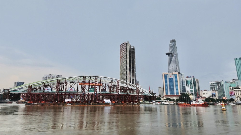 Cầu đi bộ qua sông Sài Gòn: Nhịp chính cập bến Bạch Đằng, dự kiến hợp long ngày 21/10 - Ảnh 22.