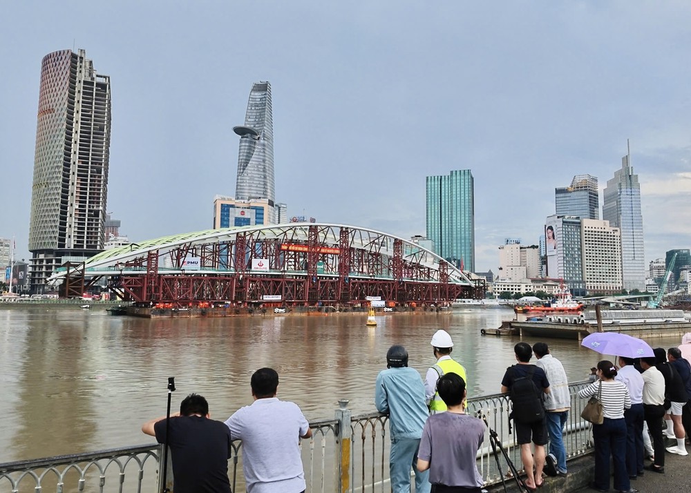 Cầu đi bộ qua sông Sài Gòn: Nhịp chính cập bến Bạch Đằng, dự kiến hợp long ngày 21/10 - Ảnh 13.