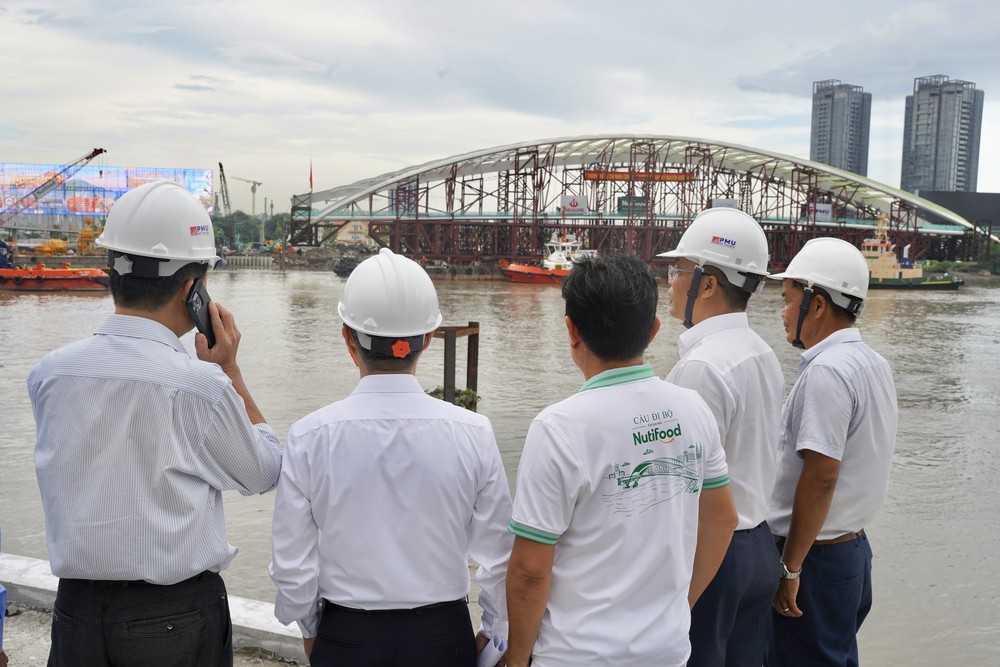 Cầu đi bộ qua sông Sài Gòn: Nhịp chính cập bến Bạch Đằng, dự kiến hợp long ngày 21/10 - Ảnh 7.
