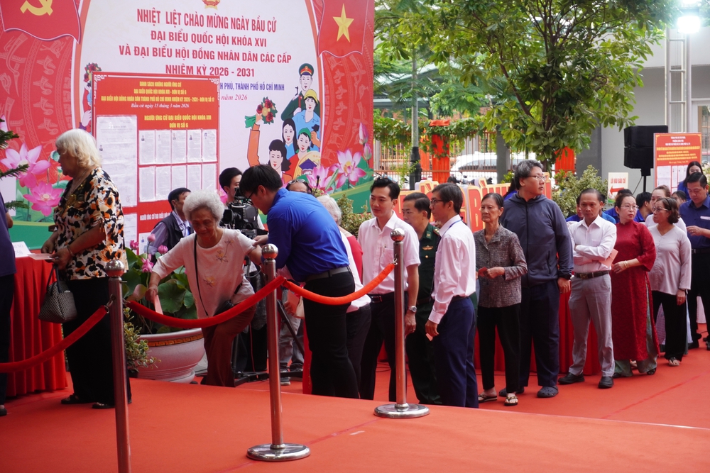 TP. Hồ Chí Minh - Những câu chuyện đẹp trong ngày bầu cử - Ảnh 13.