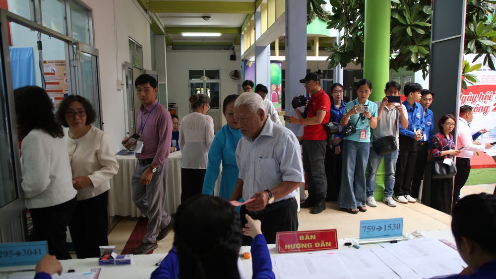 TP. Hồ Chí Minh - Những câu chuyện đẹp trong ngày bầu cử - Ảnh 11.