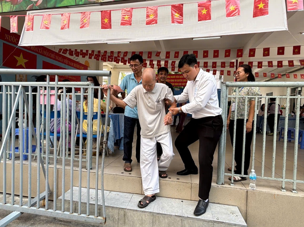 TP. Hồ Chí Minh - Những câu chuyện đẹp trong ngày bầu cử - Ảnh 14.
