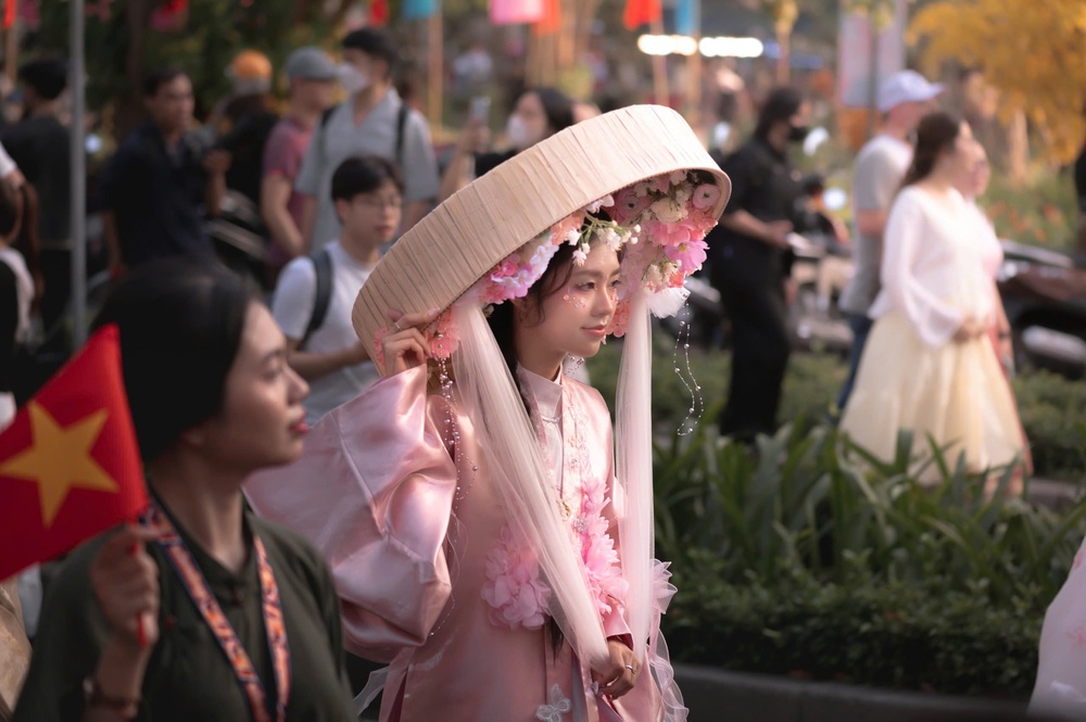 Rực rỡ sắc màu Việt phục giữa lòng TP. Hồ Chí Minh- Ảnh 5.
