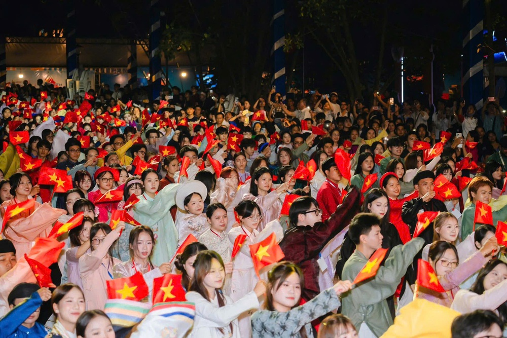 Rực rỡ sắc màu Việt phục giữa lòng TP. Hồ Chí Minh- Ảnh 21.