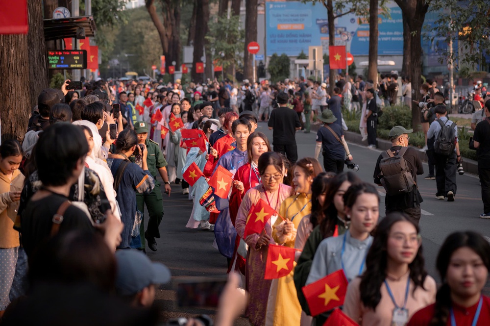 Rực rỡ sắc màu Việt phục giữa lòng TP. Hồ Chí Minh- Ảnh 2.