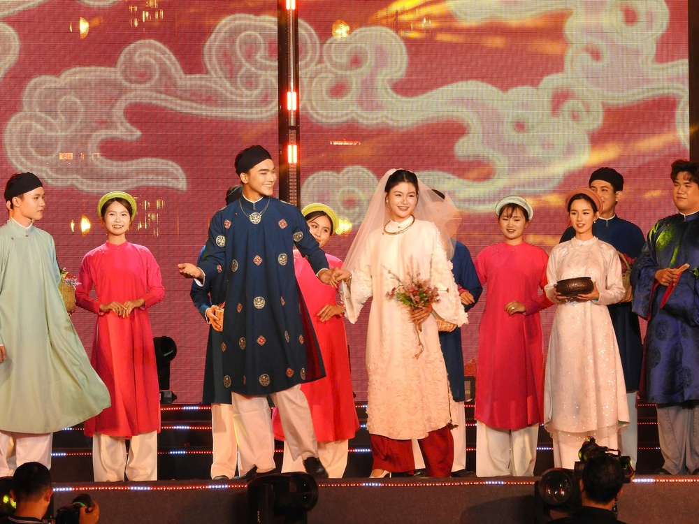 Rực rỡ sắc màu Việt phục giữa lòng TP. Hồ Chí Minh- Ảnh 9.