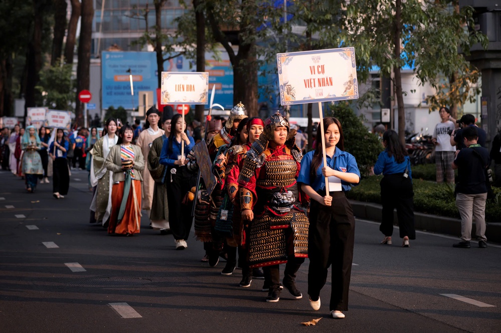 Rực rỡ sắc màu Việt phục giữa lòng TP. Hồ Chí Minh- Ảnh 13.