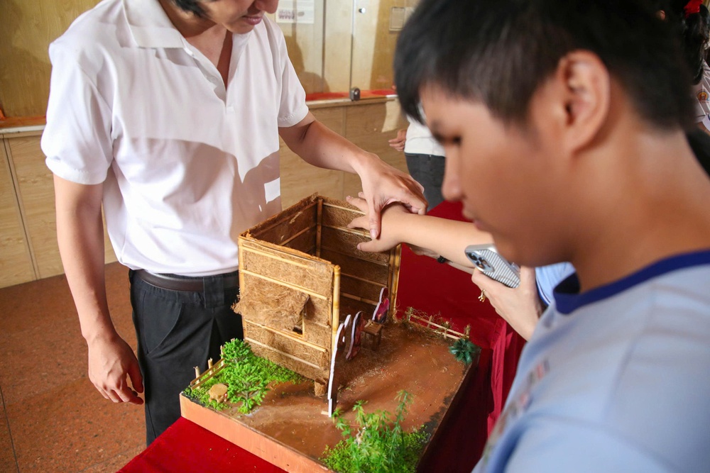 Khi cổ tích được “xem” bằng đôi tai và chạm bằng đôi tay - Ảnh 11.