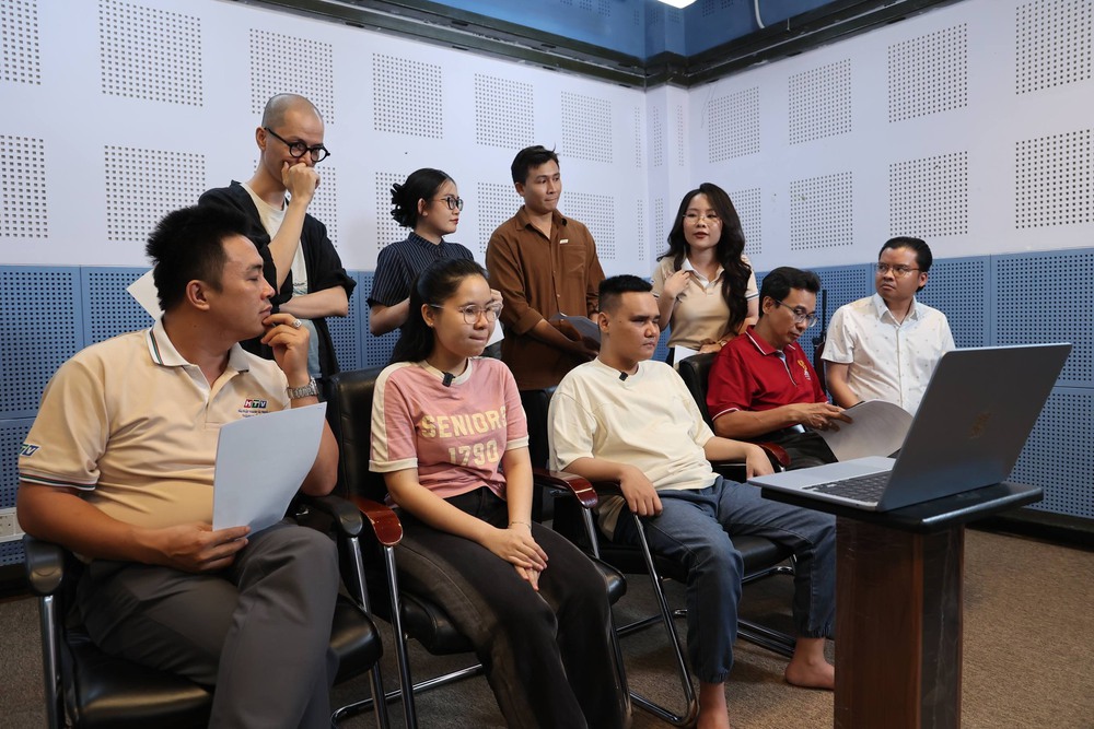Chuyện chúng tôi: Khi cổ tích được “xem” bằng đôi tai và chạm bằng đôi tay - Hành trình lan tỏa yêu thương của ê-kíp HTV - Ảnh 6.