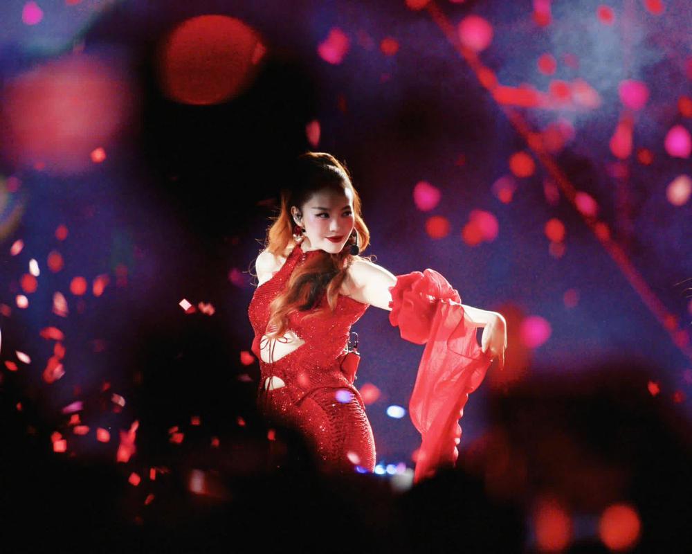 Minh Hằng lần đầu trải lòng về "Sức nặng của hào quang"- Ảnh 10.