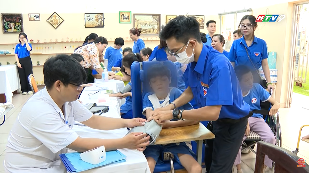 Khám sức khỏe toàn dân xóa rào cản, lan tỏa giá trị nhân văn- Ảnh 3.