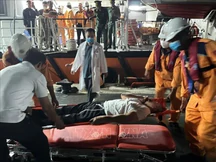 Đưa thuyền viên tàu nước ngoài gặp nạn vào bờ cấp cứu