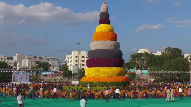 Lễ hội hoa Bathukamma ở Ấn Độ xác lập 2 kỷ lục thế giới - Ảnh 2.