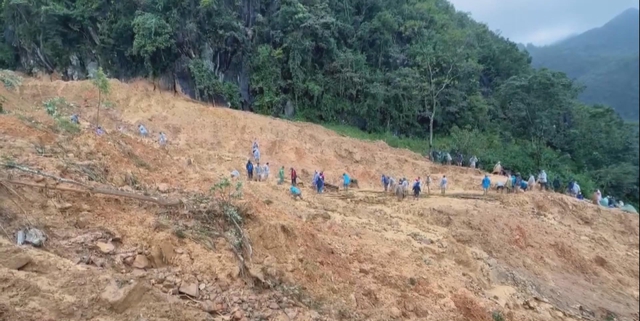Tuyên Quang: Sạt lở đất ở Lũng Cú khiến 4 nạn nhân mất tích - Ảnh 1.