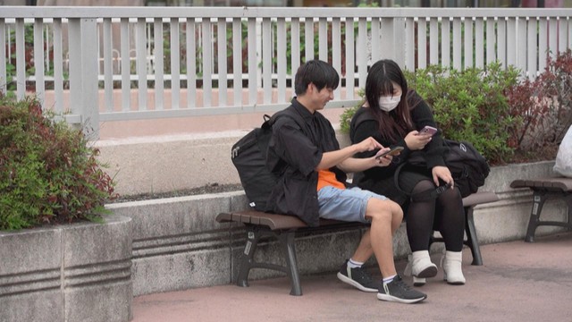 Nhật Bản: Tranh cãi về quy định giới hạn số giờ sử dụng điện thoại - Ảnh 1.