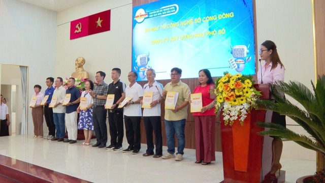 Phường Đức Nhuận phát động phong trào "Bình dân học vụ số" - Ảnh 1.