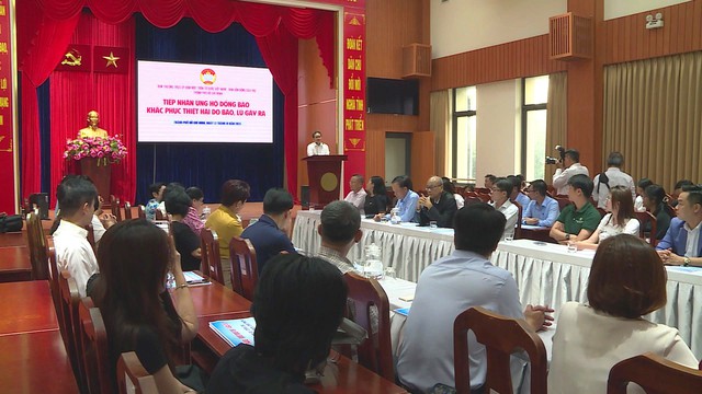 TP. Hồ Chí Minh tiếp nhận ủng hộ và khẩn trương chuyển hơn 67 tỷ đồng cho 13 tỉnh vùng lũ- Ảnh 1.