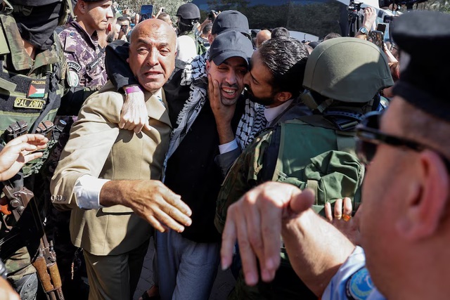 Hamas thả 20 con tin còn sống về Israel - Ảnh 1.