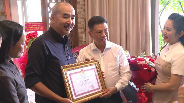 TP. Hồ Chí Minh khen thưởng đạo diễn phim “Địa đạo: Mặt trời trong bóng tối” - Ảnh 3.