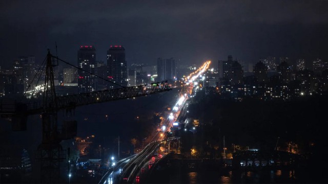 Ucraina: Nhiều vùng mất điện sau các đòn không kích của Nga - Ảnh 1.