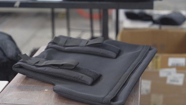 Mexico: Làm áo chống đạn cho... khán giả xem World Cup - Ảnh 3.