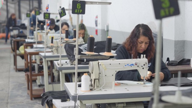 Mexico: Làm áo chống đạn cho... khán giả xem World Cup - Ảnh 1.