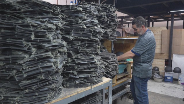 Mexico: Làm áo chống đạn cho... khán giả xem World Cup - Ảnh 4.