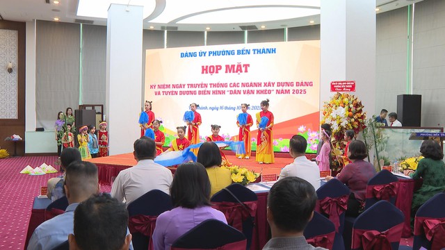 Đảng ủy phường Bến Thành họp mặt kỷ niệm ngày truyền thống các ngành xây dựng Đảng và tuyên dương điển hình "Dân vận khéo" năm 2025 - Ảnh 1.