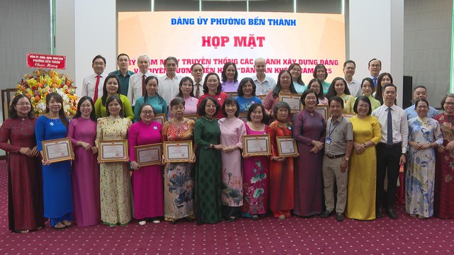 Đảng ủy phường Bến Thành họp mặt kỷ niệm ngày truyền thống các ngành xây dựng Đảng và tuyên dương điển hình "Dân vận khéo" năm 2025 - Ảnh 4.