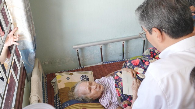 Lãnh đạo TP.HCM thăm và tri ân các văn nghệ sĩ tiêu biểu- Ảnh 4. Lãnh đạo TP.HCM thăm và tri ân các văn nghệ sĩ tiêu biểu- Ảnh 4.