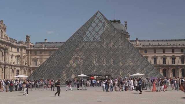 Pháp: Bảo tàng Louvre bị trộm, buộc đóng cửa - Ảnh 1.