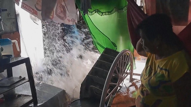 Philippines sơ tán hàng chục ngàn người dân tránh bão Fengshen - Ảnh 1.