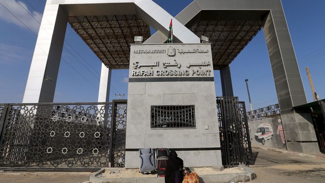 Israel tiếp tục đóng cửa khẩu biên giới Rafah do Hamas chưa hoàn tất trao trả thi thể con tin - Ảnh 1.