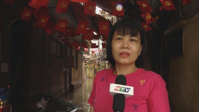 Hà Nội: Phố Triều Khúc úng ngập, người dân vất vả mưu sinh - Ảnh 4.