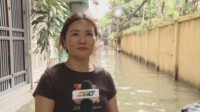 Hà Nội: Phố Triều Khúc úng ngập, người dân vất vả mưu sinh - Ảnh 5.