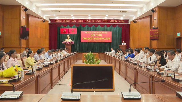Thành ủy TP. Hồ Chí Minh trao quyết định điều động, bổ nhiệm cán bộ cơ sở - Ảnh 1.