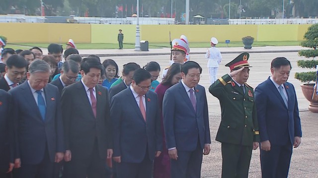 Lãnh đạo Đảng, Nhà nước và các đại biểu Quốc hội viếng lăng Chủ tịch Hồ Chí Minh - Ảnh 2.
