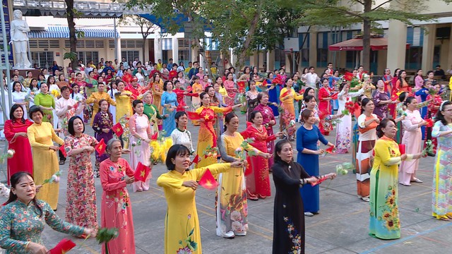 Duyên dáng áo dài Gia Định - Tôn vinh vẻ đẹp phụ nữ Việt Nam 20/11 - Ảnh 2.
