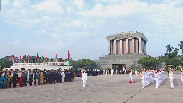 Lãnh đạo Đảng, Nhà nước và các đại biểu Quốc hội viếng lăng Chủ tịch Hồ Chí Minh - Ảnh 3.