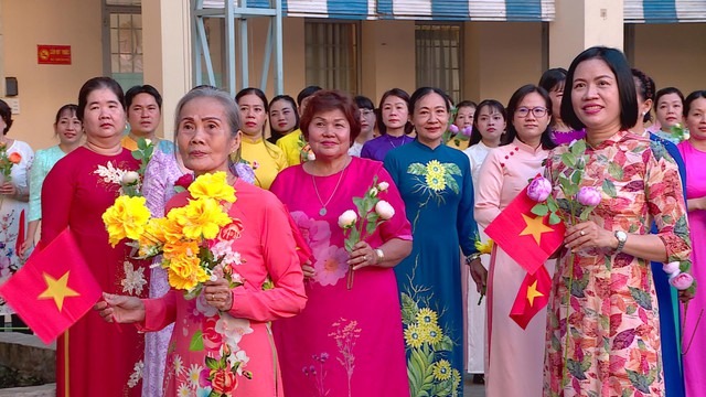 Duyên dáng áo dài Gia Định - Tôn vinh vẻ đẹp phụ nữ Việt Nam 20/11 - Ảnh 3.