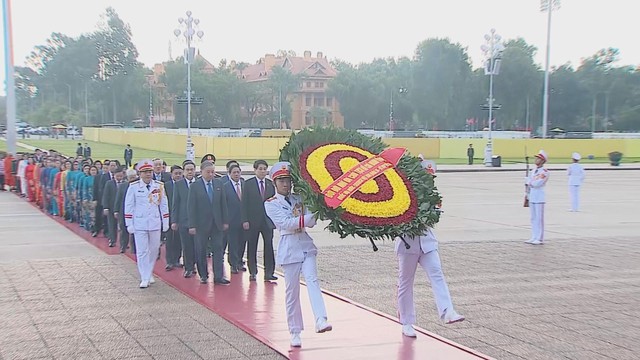 Lãnh đạo Đảng, Nhà nước và các đại biểu Quốc hội viếng lăng Chủ tịch Hồ Chí Minh - Ảnh 1.