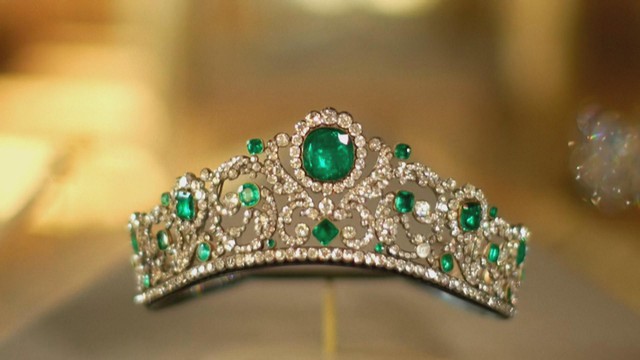 Chỉ trong 7 phút, nhóm trộm lấy đi nhiều bảo vật vô giá ở Bảo tàng Louvre - Ảnh 2.