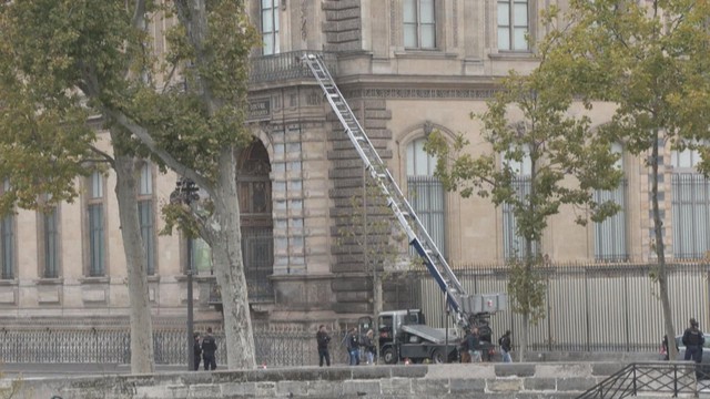 Chỉ trong 7 phút, nhóm trộm lấy đi nhiều bảo vật vô giá ở Bảo tàng Louvre - Ảnh 1.