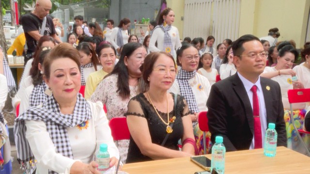 “Hương sắc Sài Gòn”: Khi tà áo dài kể chuyện sẻ chia - Ảnh 1.