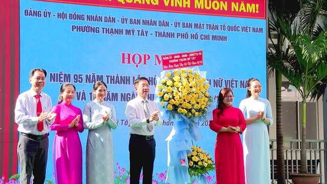 350 phụ nữ ở phường Thạnh Mỹ Tây được trao tặng yêu thương nhân dịp ngày 20/10 - Ảnh 1.