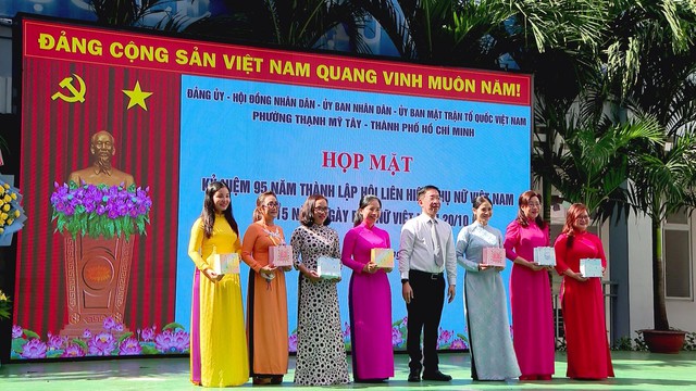 350 phụ nữ ở phường Thạnh Mỹ Tây được trao tặng yêu thương nhân dịp ngày 20/10 - Ảnh 2.