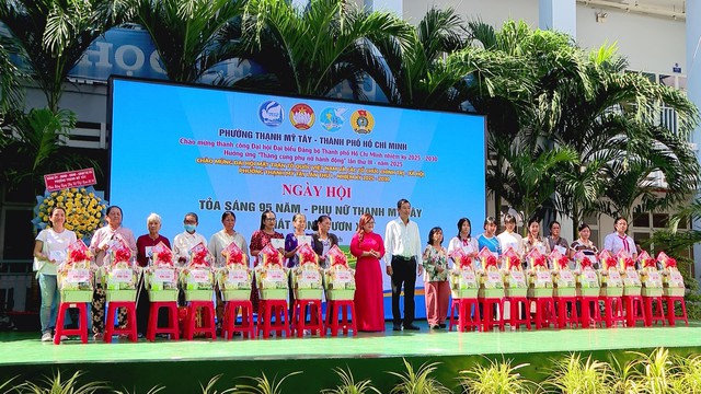 350 phụ nữ ở phường Thạnh Mỹ Tây được trao tặng yêu thương nhân dịp ngày 20/10 - Ảnh 3.